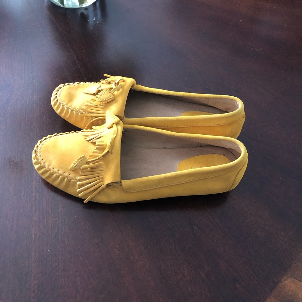 NWOT Me Too Mustard Yellow Errow Fringe Tassel Moccasin Suede Loafers Shoes 8.5 - Picture 2 of 11